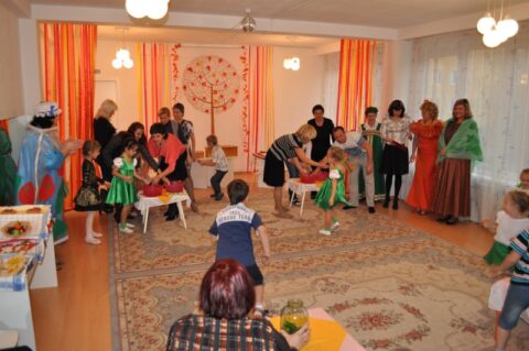 Родители помогают детям солить огурцы