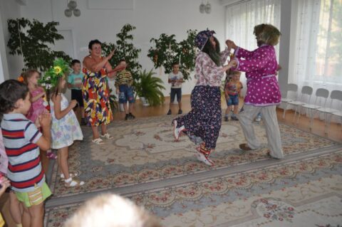 Танец бабы Яги и Лешего